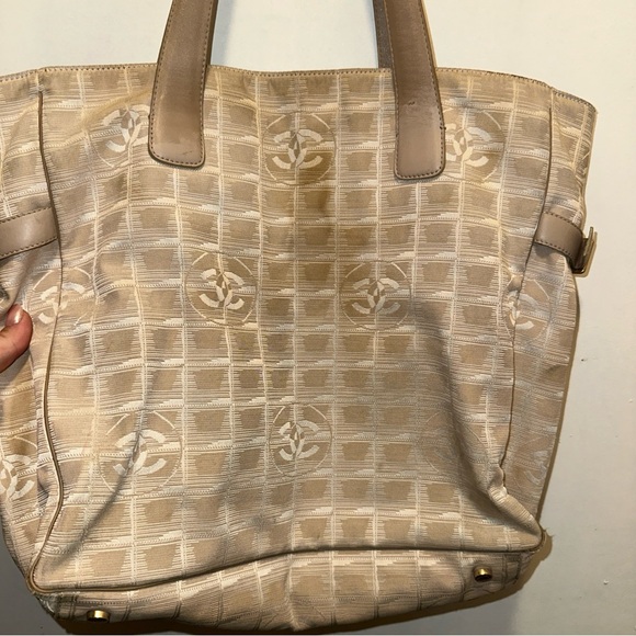 CHANEL Beige Checkered travel Tote Bag - Picture 8 of 16
